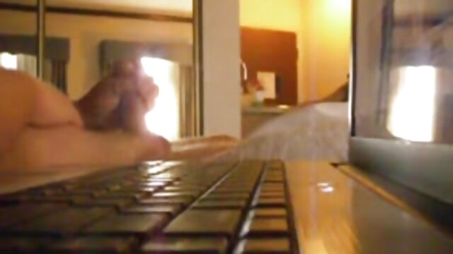 Neverjetno :  Busty babe ljubi drgnjenje svojo poraščeno muco pred seksom Filmski odlomki 