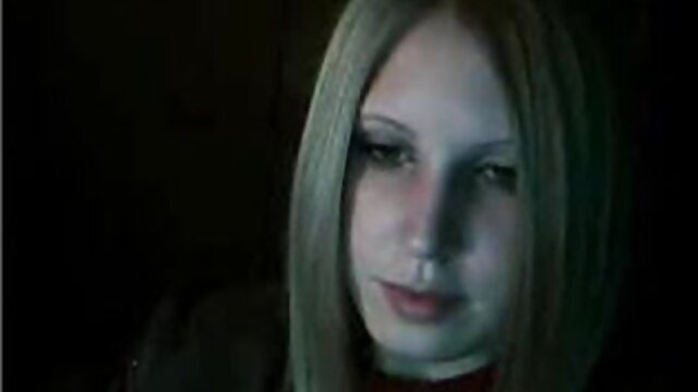 Neverjetno :  Babe je mokro jamo raziskal polbratov petelin na kavču Filmski odlomki 