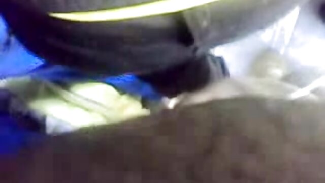 Neverjetno :  Buxom dama in njen nežni kavalir se ljubita v tuš kabini Filmski odlomki 