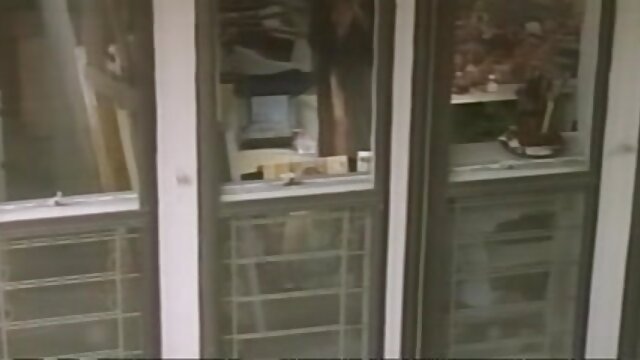 Neverjetno :  Precej blondinka z okroglo rit, ki jo analizira kolega na kavču Filmski odlomki 