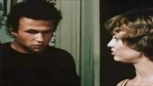 Neverjetno :  Aiden Starr boža tiča Sebastiana Keysa, medtem ko je izvezan. Filmski odlomki 