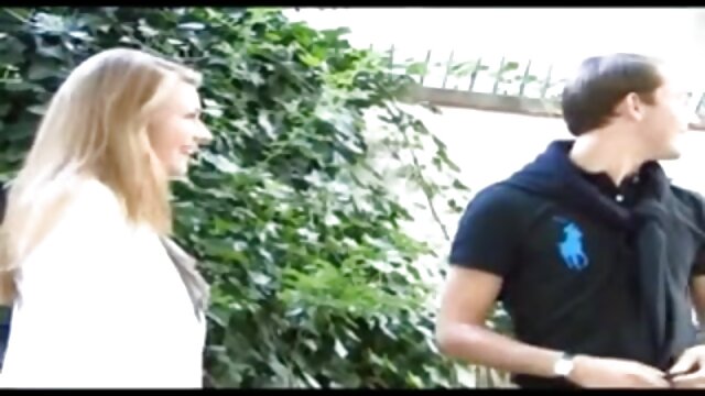 Neverjetno :  Ljubka najstniška rjavolaska meri in sesa velik kurac Filmski odlomki 