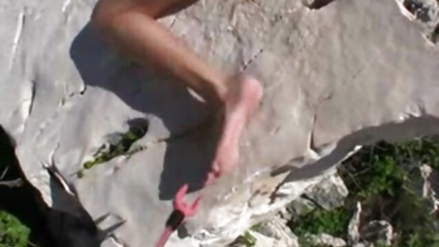 Neverjetno :  MILF potrebuje denar in bogatega moškega ujame v to, da jo zajame Filmski odlomki 