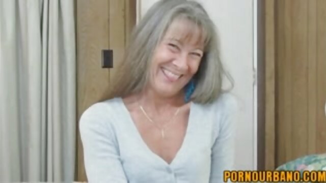 Neverjetno :  Dve prsati lepotci se igrata z muco drug drugega Filmski odlomki 