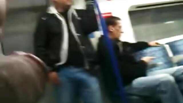 HD :  Človek vrta obrito vagino zrele blondinke z velikimi joški na kavču Porno filmi za odrasle 