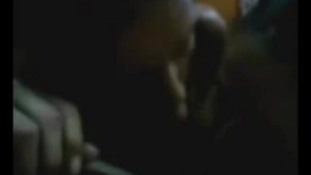 Neverjetno :  Začinjena temnopolta dekle in belka opravljata nori lezbični seks Filmski odlomki 