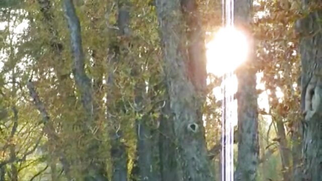 Neverjetno :  Drobna blondinka seksa na prostem z dobro obešenim fantom Filmski odlomki 