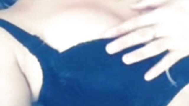 Neverjetno :  Blondinka MILF zvabi pastorko in njenega fanta v trojček Filmski odlomki 