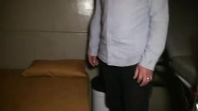 Neverjetno :  Pohotna blondinka MILF želi preizkusiti svojega tiča v različnih položajih Filmski odlomki 