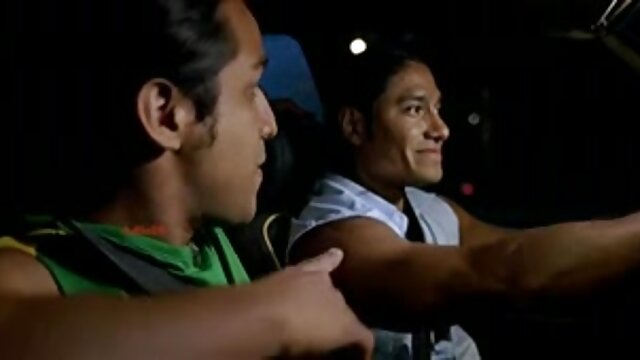 Neverjetno :  Mišičaste punčke se soočijo v goli lezbični rokoborbi Filmski odlomki 