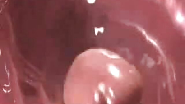 Neverjetno :  Zaradi analne penetracije je ljubka rjavolaska najstnica popolnoma zadovoljna Filmski odlomki 