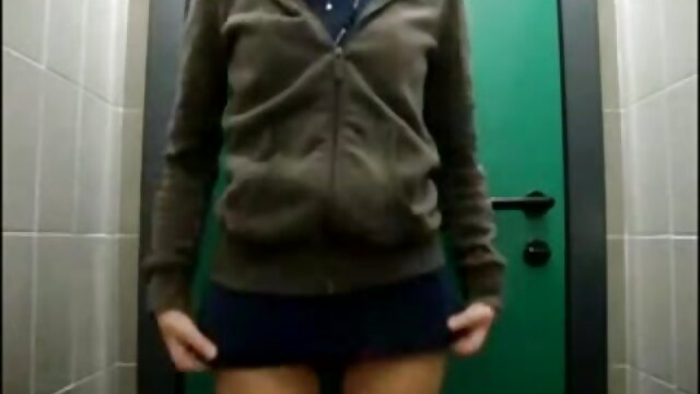 Neverjetno :  Prijateljice sodelujejo v lezbičnem trojčku s seks igračami Filmski odlomki 