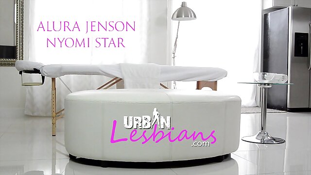 Neverjetno :  Seksi tetovirana rdeča glava dobi svojo muco poudarjeno Filmski odlomki 