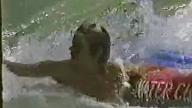 Neverjetno :  Privlačna azijska medicinska sestra se med odmorom za kosilo igra z lastnimi vrči Filmski odlomki 