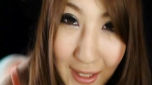 Neverjetno :  Slutty Asian dekle sesa okusen tiča žrebca za hrbtom BF Filmski odlomki 