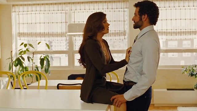 Neverjetno :  Lezbijke okušajo reže in naredijo moške, da jih po vrsti vrtajo Filmski odlomki 