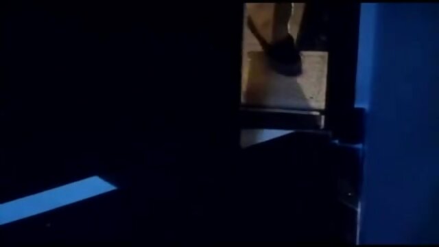 Neverjetno :  Blondinka z velikimi prsi se zabije z dobro obešenim porno igralcem Filmski odlomki 