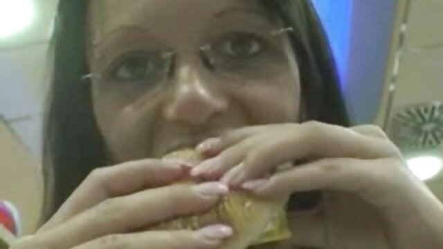 Neverjetno :  Temnolasa MILF Julianna Vega dobi debel mesni drog Filmski odlomki 