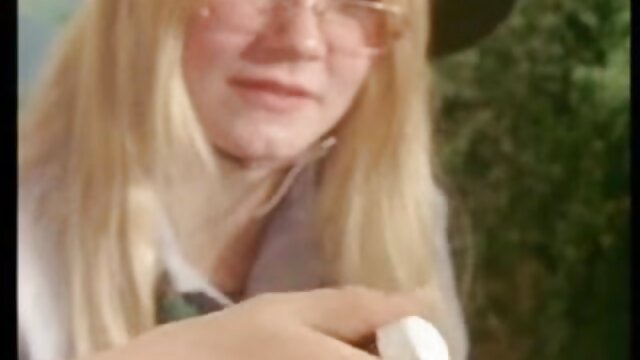 Neverjetno :  Dekleta se pretvarjajo, da so slaba pri pokru, da lahko čim prej posesajo kurac. Filmski odlomki 