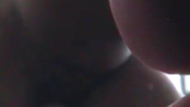 Neverjetno :  Blondinka z velikimi joški se močno udari Filmski odlomki 