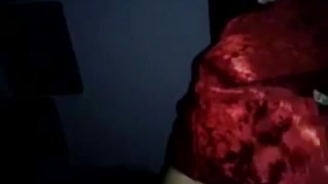 Neverjetno :  Brinetka poskrbi, da ima kratek moški ogromen analni potencial Filmski odlomki 