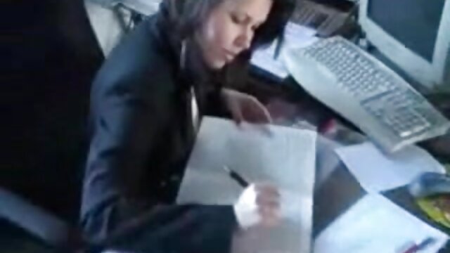 Neverjetno :  Osupljiva ruska porno igralka ukroti dva velika kura Filmski odlomki 