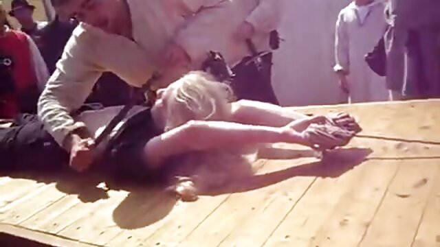 Neverjetno :  Slutnata punca Megan Rain moškim vedno daje priložnost, da jo analizirajo Filmski odlomki 