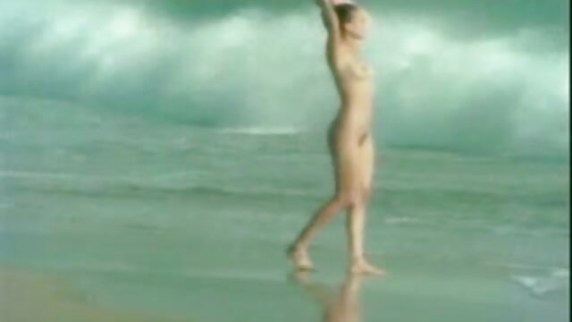 Neverjetno :  Osupljiva azijska deklica sesa BF-jev kurac in se pravilno izvrta Filmski odlomki 