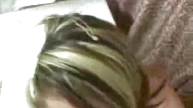 Neverjetno :  Orientalsko dekle z golimi joški si upa sesati več kurov Filmski odlomki 