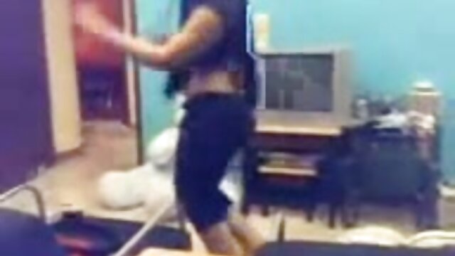 Neverjetno :  Čudovita babe ima oralni in trdi seks na kavču Filmski odlomki 