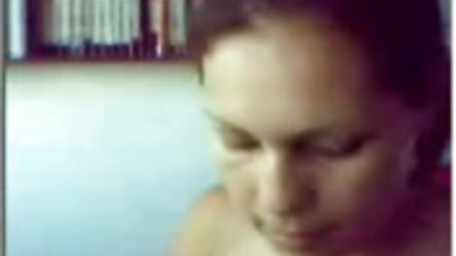 Neverjetno :  Mlado punčko z živahnimi prsmi udarijo v posteljo Filmski odlomki 