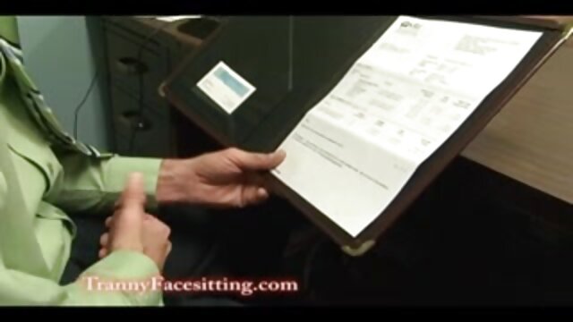 Neverjetno :  Cougar babe liže klitoris in muco svojega mlajšega kolega Filmski odlomki 