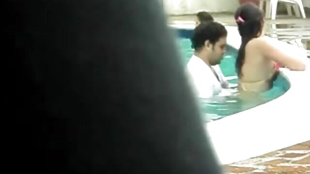 Neverjetno :  Amaterska gospa si je rit prekrila z oljem in naredila malo solo nastopa Filmski odlomki 