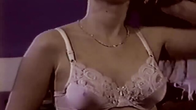 Neverjetno :  Prsate ljubljene milfe uživajo v lezbični akciji Filmski odlomki 