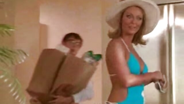 Neverjetno :  Rjavolaska z masivnimi naravnimi trkami ponuja brezplačno masažo Filmski odlomki 