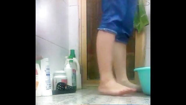 Neverjetno :  Ločena MILF ima rad pozornost mladih fantov in njihove kurce Filmski odlomki 