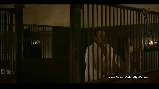 Neverjetno :  Nekdanji mož šiška muco zaobljene MILF s preluknjanimi bradavicami Filmski odlomki 