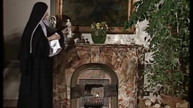 Neverjetno :  Razuzdana blondinka s svojimi vročimi usti polira velik gumb Filmski odlomki 