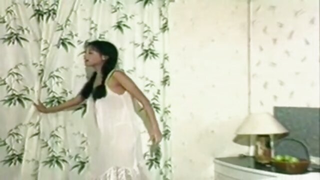 Neverjetno :  Bleščeča blondinka v belih nogavicah ima čas svojega življenja Filmski odlomki 