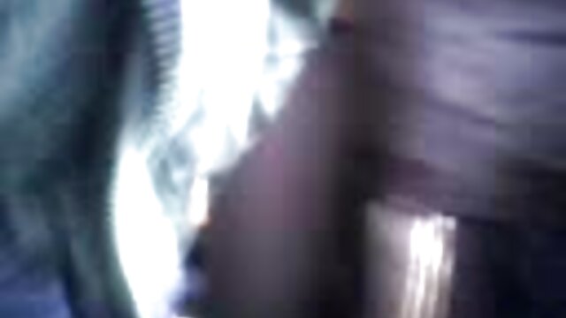 Neverjetno :  Osupljivo vročo milfo v avtu udari obešen kos Filmski odlomki 