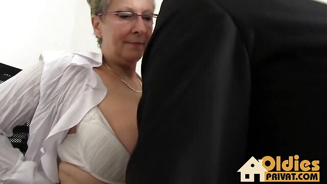 Neverjetno :  Poraščena muca Maye Kendrick se globoko udari Filmski odlomki 