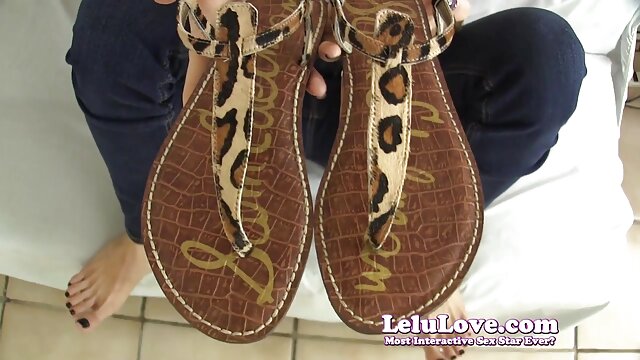 Neverjetno :  Dve preprosto neverjetni dekleti se jebata na masažni mizi Filmski odlomki 