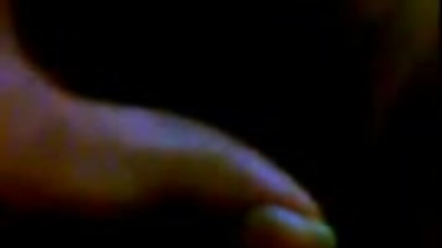 Neverjetno :  Pohoten par ne more več čakati in se odloči za jebanje v svoji kopalnici Filmski odlomki 