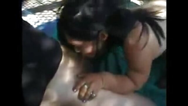 Neverjetno :  Dve oblečeni in glamurozni punčki se zadeneta v troje Filmski odlomki 