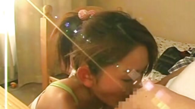 Neverjetno :  Zapeljive najstniške lezbijke tvorijo trikotnik, ki jedo muco Filmski odlomki 