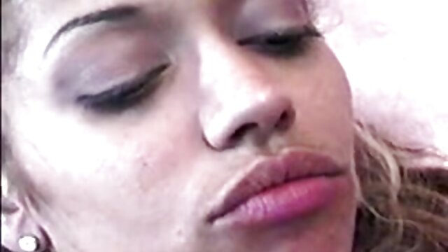 Neverjetno :  Slim lepotica uživa v osupljivi vožnji na fantovem trdem kurcu Filmski odlomki 