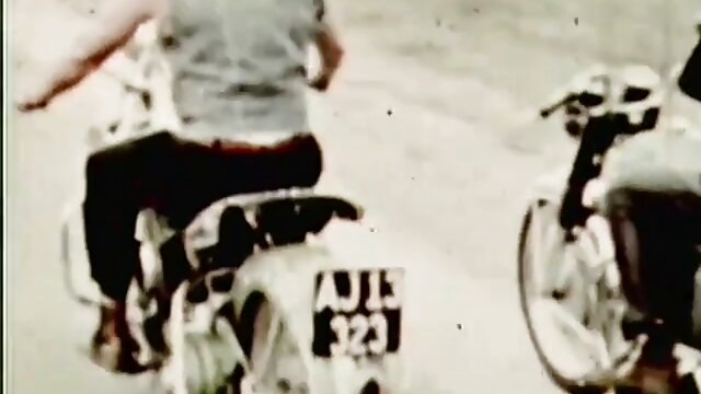 Neverjetno :  Lepa študentka voljno vzame kura v usta in plen Filmski odlomki 