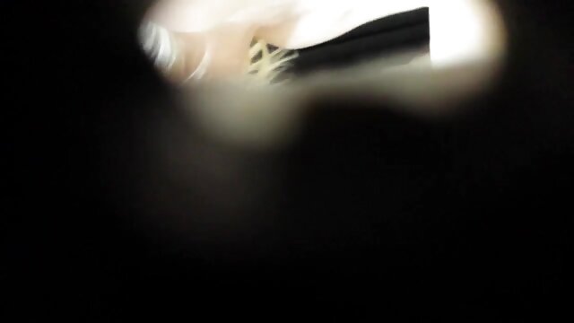 Neverjetno :  Tetovirana punčka in moški sta plešastega fanta zamikala v biseksualne trojke Filmski odlomki 