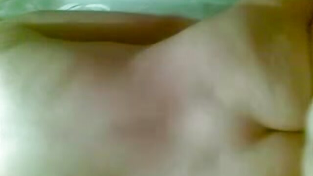 Neverjetno :  Obešen fant se ne more upreti drobnemu seksi telesu rjavolaska Filmski odlomki 