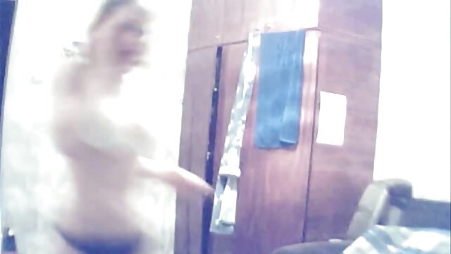 Neverjetno :  Zagorelo dekle opazuje, kako spretni moški jebe njeno piflarsko polsestro Filmski odlomki 